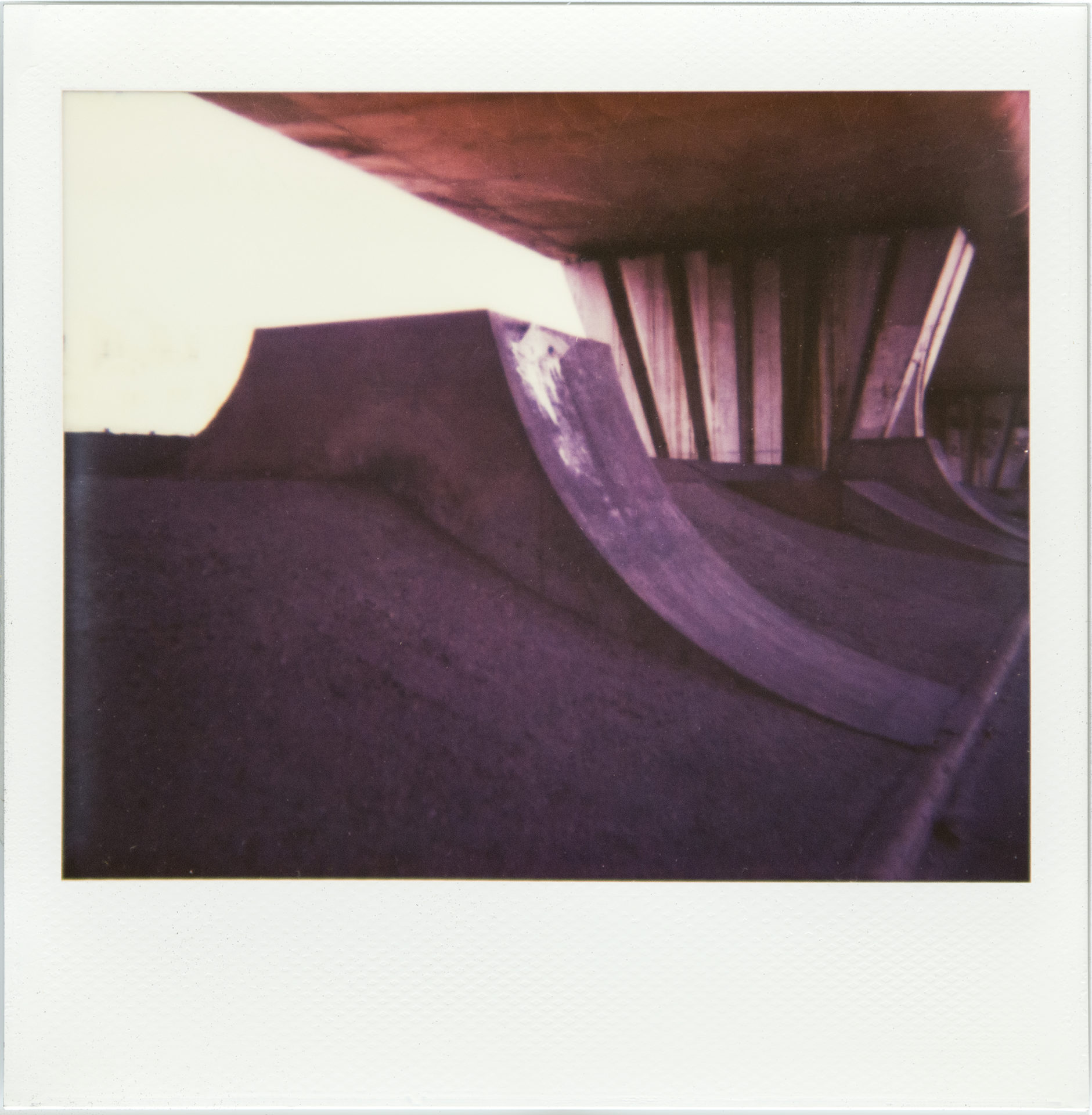 Under the bridge (série "Borderland"), Polaroid Impossible Spectra, tirage unique, 101 x 105 cm, 2018