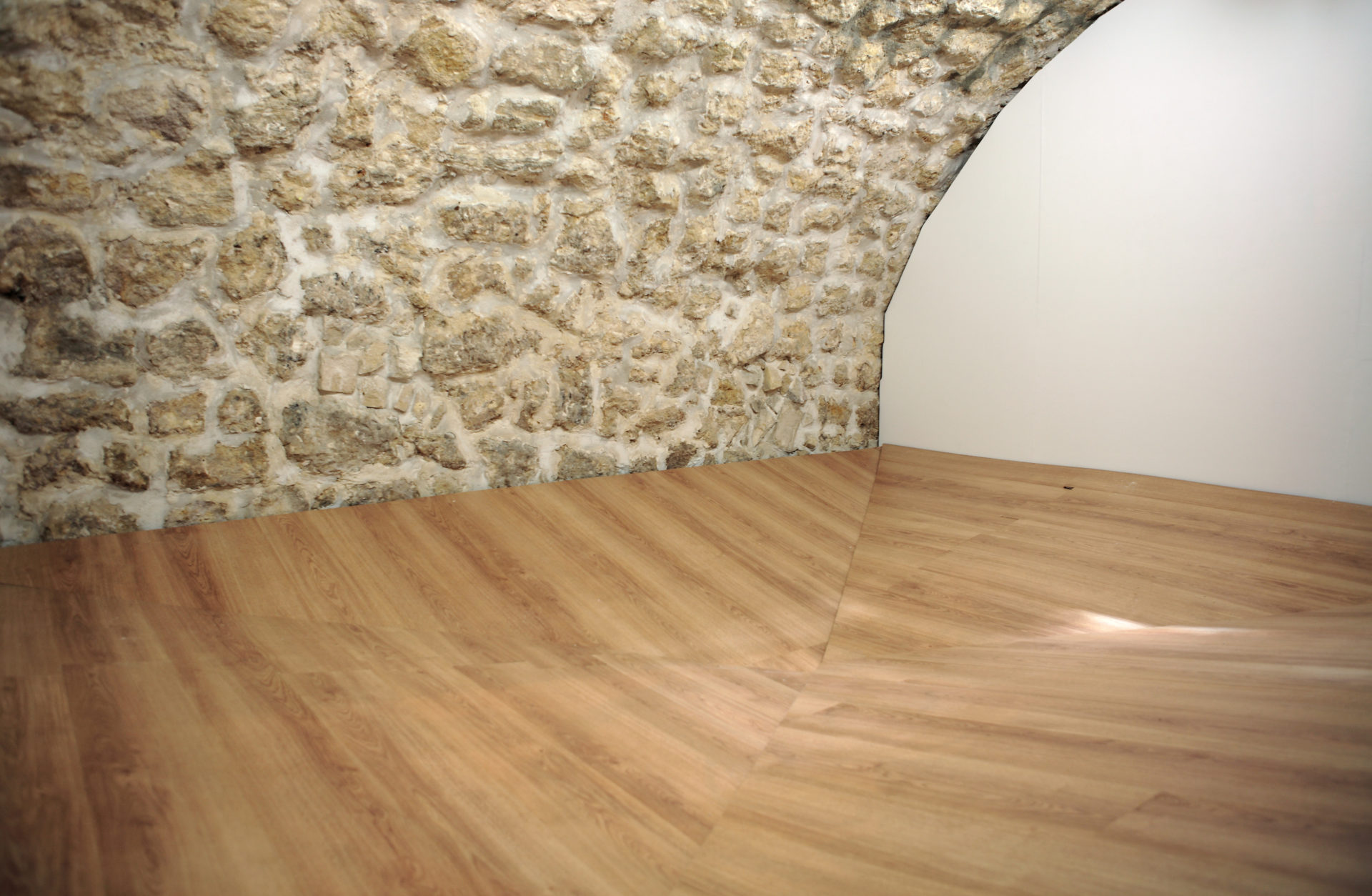 Fuite, bois et matériaux divers, ici: 400 x 303 x 45 cm, 2012
