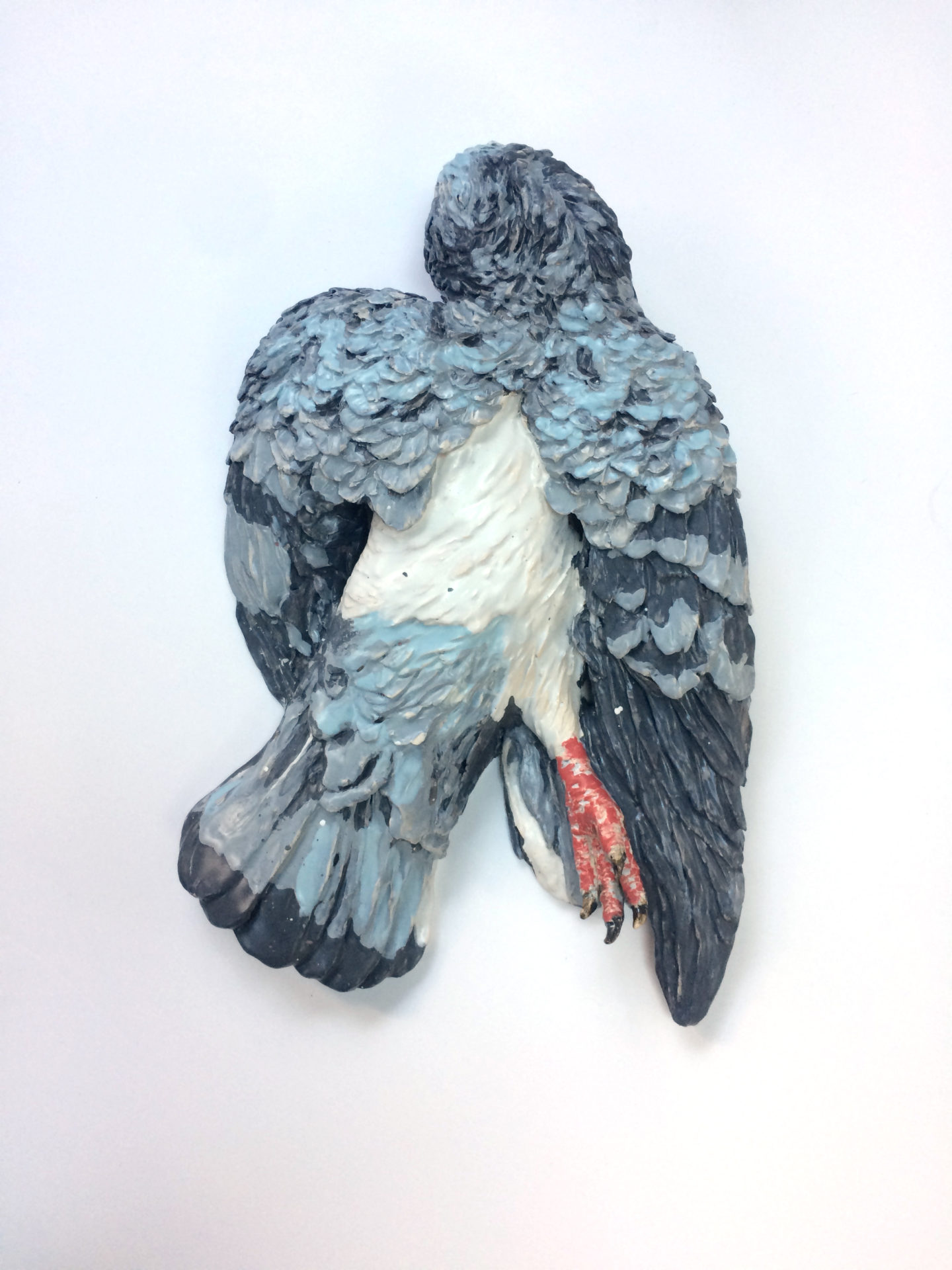 Pigeon, céramique et terre de faïence émaillée, 34 x 26 x 4 cm, 2019